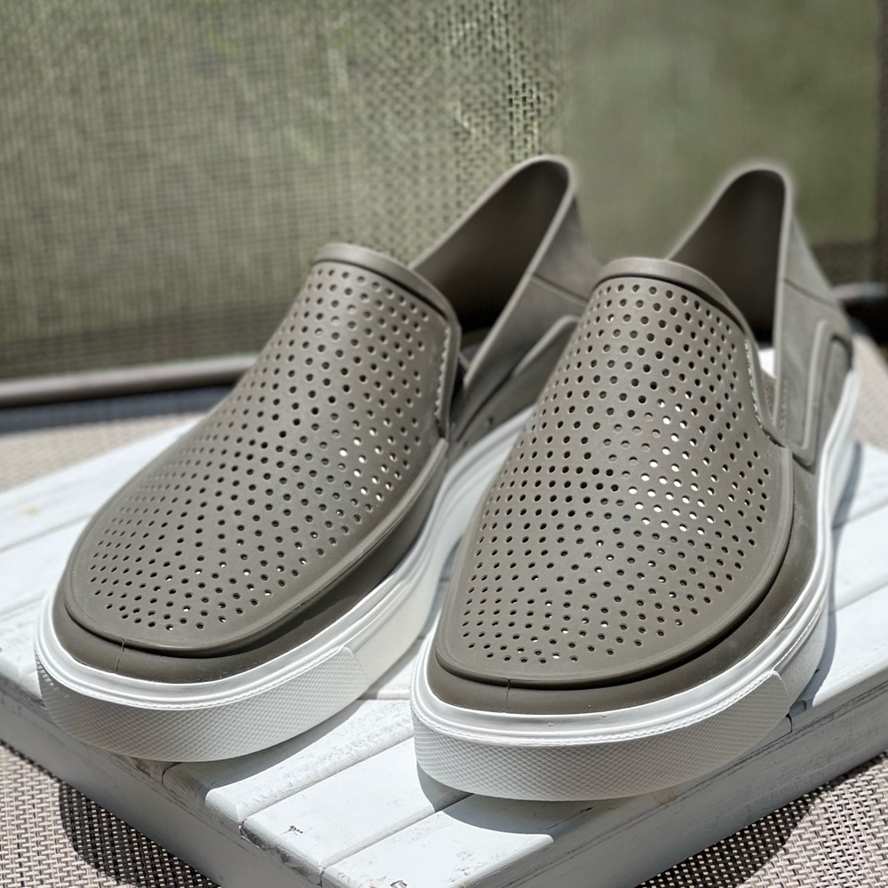 Crocs mens size 11 . New notags . Citi Lane Roka slip on